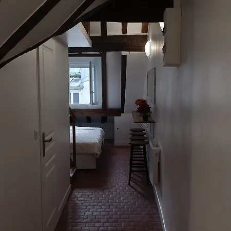 Very Beautiful Independant In An Historical District Of Parigi