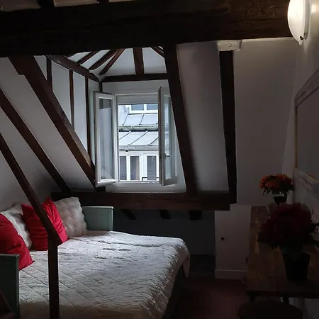 Very Beautiful Independant In An Historical District Of Alloggio in famiglia Parigi